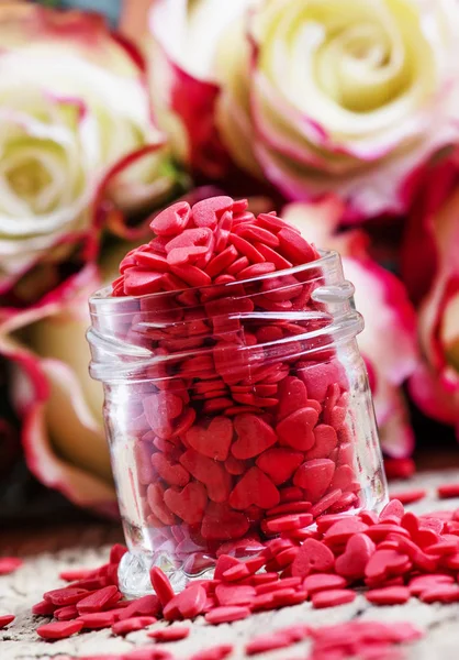 Coeurs Rouges Sucrés Dans Bocal Verre Composition Saint Valentin Roses — Photo