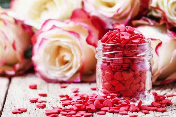 Coeurs Rouges Sucrés Dans Bocal Verre Composition Saint Valentin Roses — Photo