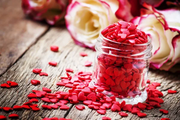 Corações Doces Vermelhos Frasco Vidro Composição Dia Dos Namorados Rosas — Fotografia de Stock