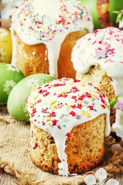 Paskalya kek ve yeşil ve sarı boyalı yumurta, beyaz kayısı çiçekler, rustik tarzı, Rus Ortodoks geleneği, vintage ahşap arka plan, seçici odak şenlikli kompozisyon