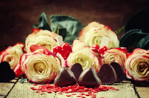 Sweet Chocolate Hearts Valentines Day Composition Red Roses Vintage Wooden — Stock Photo, Image