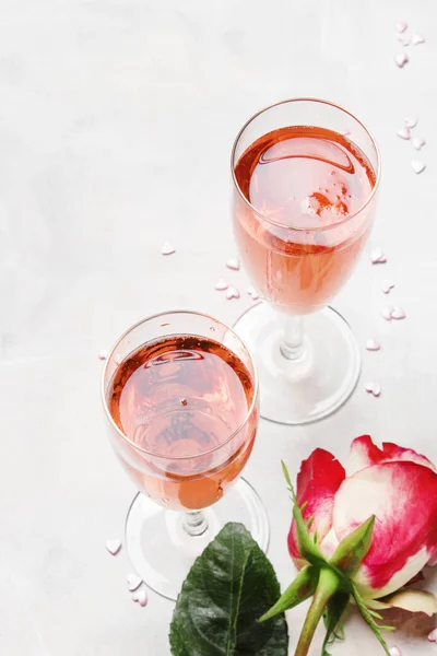 Dois Copos Com Champanhe Rosa Para Casal Dia São Valentim — Fotografia de Stock