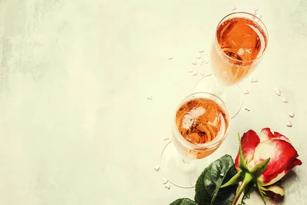 Due Bicchieri Con Champagne Rosa Coppia Giorno Valentino Sfondo Grigio — Foto Stock