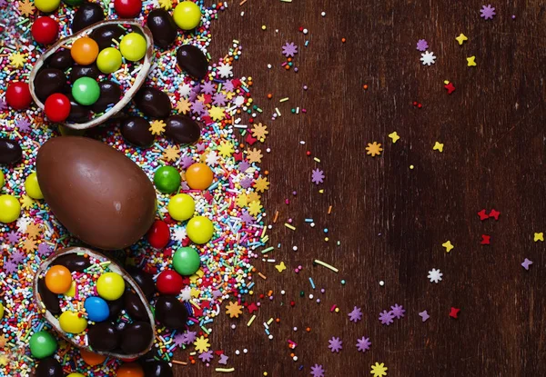 Пасхальные Шоколадные Яйца Красочный Сахар Винтажный Деревянный Фон Вид Сверху — стоковое фото