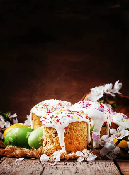 Пасхальный Торт Зелено Желтые Окрашенные Яйца Белые Абрикосовые Цветы Праздничная — стоковое фото