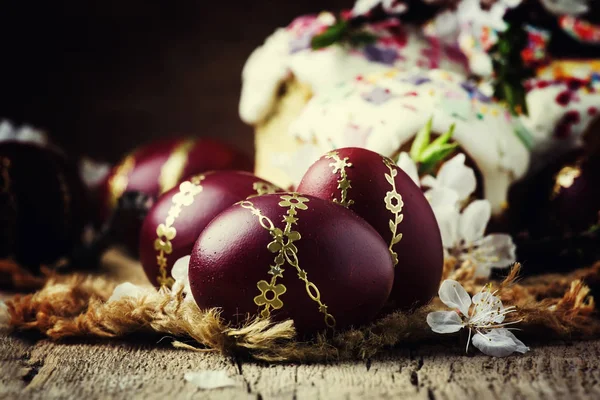 Великодні Червоні Бордові Яйця Золотим Візерунком Білі Абрикосові Квіти Святкова — стокове фото