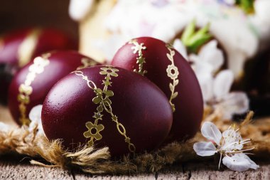 Kırmızı ve bordo yumurta altın model, beyaz kayısı çiçek, rustik tarzı, vintage ahşap arka plan, seçici odak şenlikli kompozisyonu ile