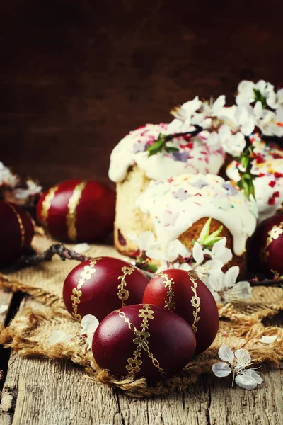 Páscoa Vermelho Borgonha Ovos Com Padrão Ouro Flores Damasco Branco — Fotografia de Stock