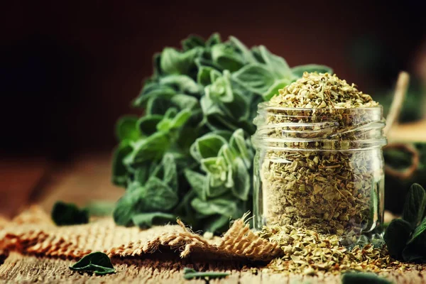 Getrockneter Und Frischer Oregano Vintage Holzhintergrund Rustikaler Stil Selektiver Fokus — Stockfoto