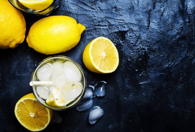Buz ve soda, gri arka plan, üstten görünüm ile limonata serinletici yaz