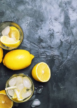 Buz ve soda, gri arka plan, üstten görünüm ile limonata serinletici yaz