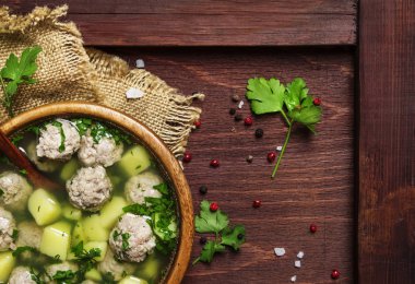 Ev yapımı çorba köfte ve patates, rustik tarzı, en iyi Manzaralı