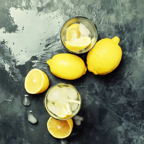 Zomer Verfrissende Limonade Met Ijs Frisdrank Grijze Achtergrond Bovenaanzicht — Stockfoto