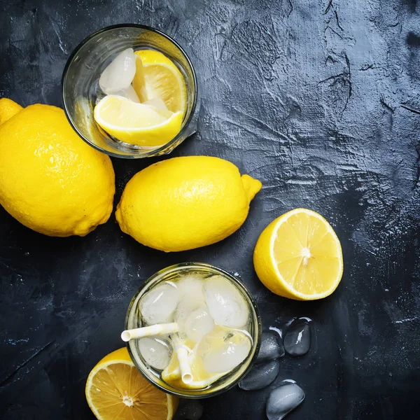 Zomer Verfrissende Limonade Met Ijs Frisdrank Grijze Achtergrond Bovenaanzicht — Stockfoto