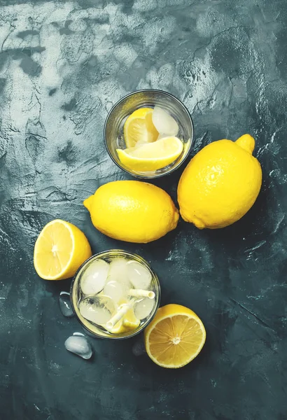 Zomer Verfrissende Limonade Met Ijs Frisdrank Grijze Achtergrond Bovenaanzicht — Stockfoto