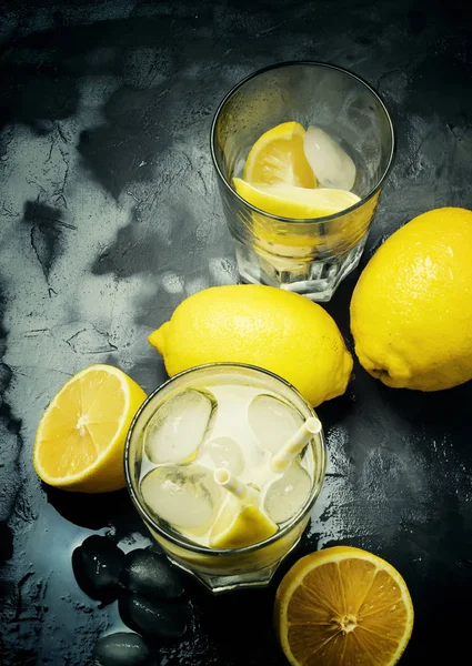 Sommer Erfrischende Limonade Mit Eis Und Soda Grauer Hintergrund Draufsicht — Stockfoto