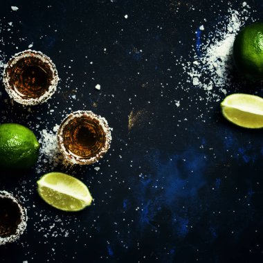 Tuz ve limon, koyu arka plan, üstten görünüm ile güçlü alkollü içki