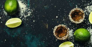 Tuz ve limon, koyu arka plan, üstten görünüm ile güçlü alkollü içki