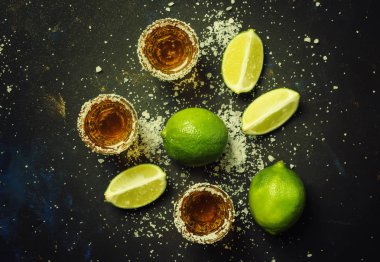 Tuz ve limon, koyu arka plan, üstten görünüm ile güçlü alkollü içki