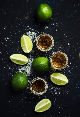 Tuz ve limon, koyu arka plan, üstten görünüm ile güçlü alkollü içki