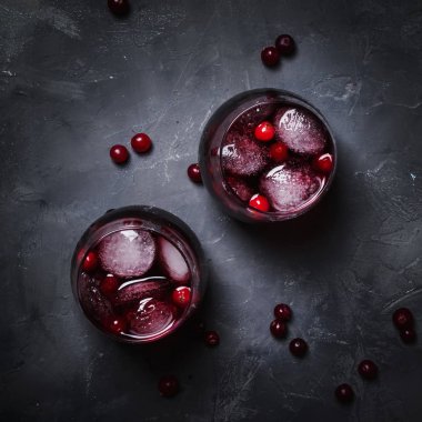 Alkol kızılcık ve buz, gri taş zemin, üstten görünüm ile kokteyl