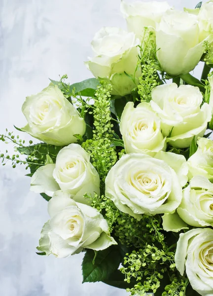 Boeket Van Witte Rozen Voor Dag Van Vrouw Een Grijze — Stockfoto