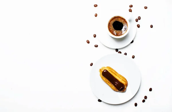 Caffè Mattutino Con Torta Eclair Sfondo Bianco Vista Dall Alto — Foto Stock