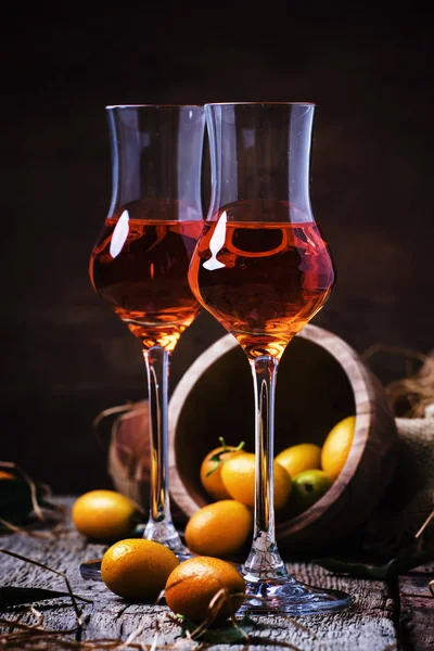 Traditionele Griekse Kumquat Likeur Shot Glazen Vintage Achtergrond Rustieke Stijl — Stockfoto