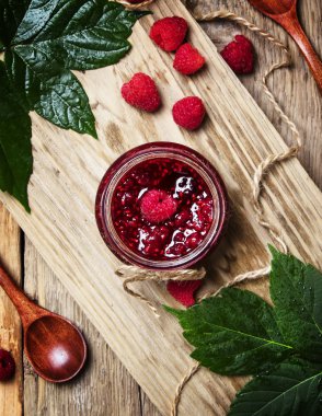 Ahududu reçeli cam vintage ahşap arka plan, üstten görünüm