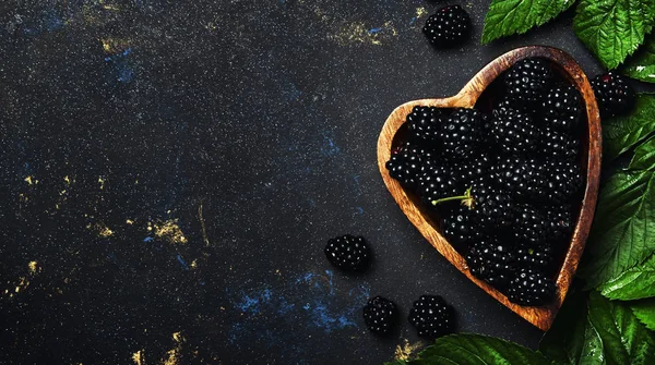 Frische Brombeeren Mit Blättern Holzschale Schwarzer Hintergrund Draufsicht — Stockfoto