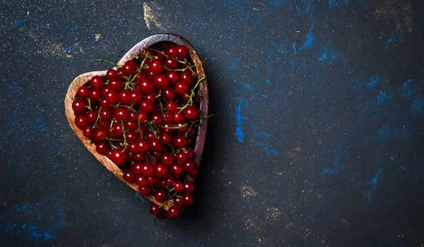 Groseilles Rouges Forme Coeur Bol Sur Fond Noir Vue Dessus — Photo