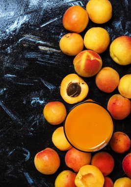 Cam ve taze meyve, koyu arka plan, kayısı smoothies görünümü top