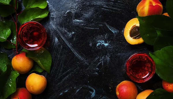 Zelfgemaakte Abrikozen Likeur Vers Fruit Bovenaanzicht — Stockfoto