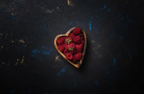 Φρέσκα Σμέουρα Ένα Μπολ Σχήμα Καρδιάς Σκούρο Φόντο Top View — Φωτογραφία Αρχείου