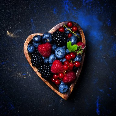 Yaz meyveleri kalp şekli kase, gıda arka plan, üstten görünüm seçimi