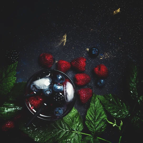 Berry Iced Cocktail Met Wodka Vruchtensap Frisdrank Bosbes Blackberry Framboos — Stockfoto