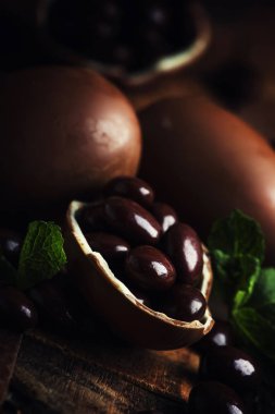 Çikolata yumurta, vintage ahşap arka plan, rustik tarzı, seçici odak ile Paskalya kompozisyon