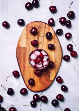 Buz, üstten görünüm ile soğuk vişne suyu