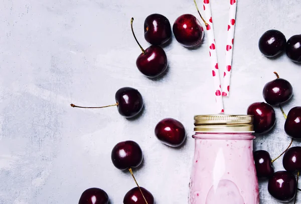 Kirschjoghurt Einer Glasflasche Draufsicht — Stockfoto