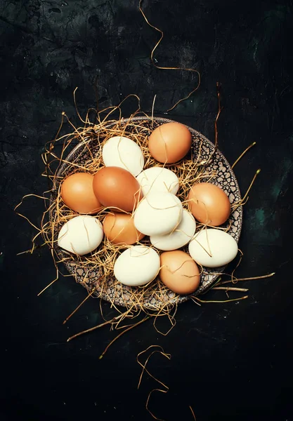 Çok Renkli Tavuk Yumurta Saman Dalları Bahar Easter Kompozisyon Siyah — Stok fotoğraf