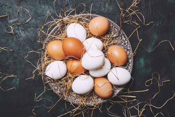 Çok Renkli Tavuk Yumurta Saman Dalları Bahar Easter Kompozisyon Siyah — Stok fotoğraf