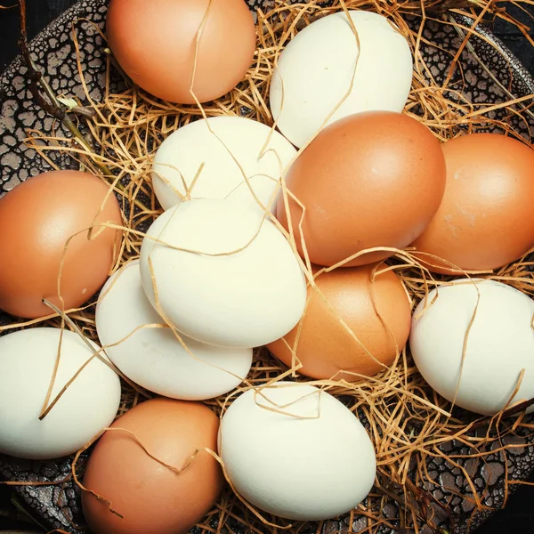 Çok Renkli Tavuk Yumurta Saman Dalları Bahar Easter Kompozisyon Siyah — Stok fotoğraf