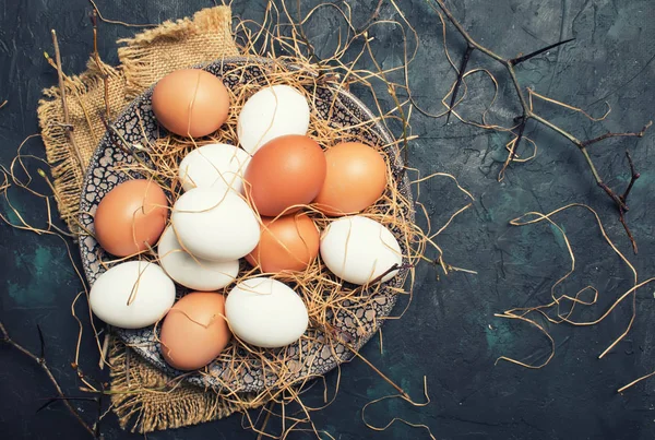 Çok Renkli Tavuk Yumurta Saman Dalları Bahar Easter Kompozisyon Siyah — Stok fotoğraf