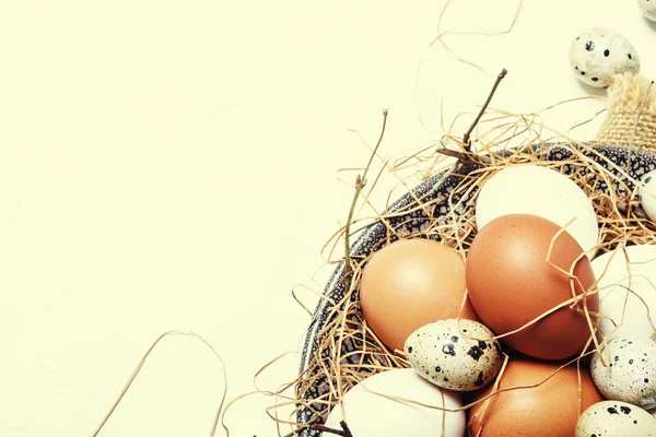 多彩多姿的鸡和鹌鹑蛋用秸杆和分支 春天复活节构成 顶部看法 — 图库照片
