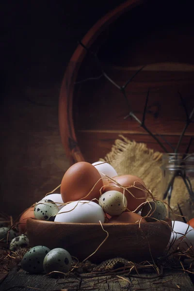 Velikonoční Složení Barevné Kuře Křepelčí Vejce Rustikálním Stylu Vintage Dřevěné — Stock fotografie
