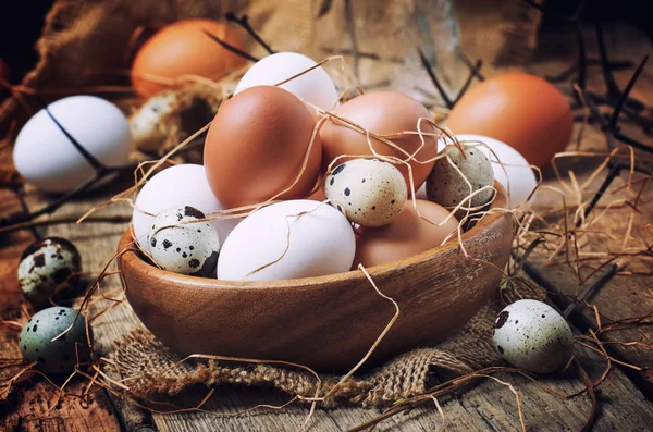 复活节作文与五颜六色的鸡和鹌鹑蛋在乡村风格 复古木质背景 选择性焦点 — 图库照片