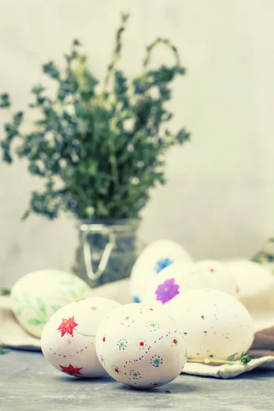 Состав Пасхальной Весны Белые Яйца Примитивным Рисунком Вручную Серый Фон — стоковое фото