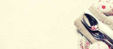 Paskalya sofra, tabak, çatal bıçak takımı, peçete ve Paskalya yumurtaları çok renkli şeker, beyaz arka plan, görünümü top