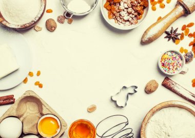 Paskalya pişirme malzemeleri, beyaz gıda arka plan, üstten görünüm