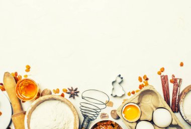 Paskalya pişirme malzemeleri, beyaz gıda arka plan, üstten görünüm